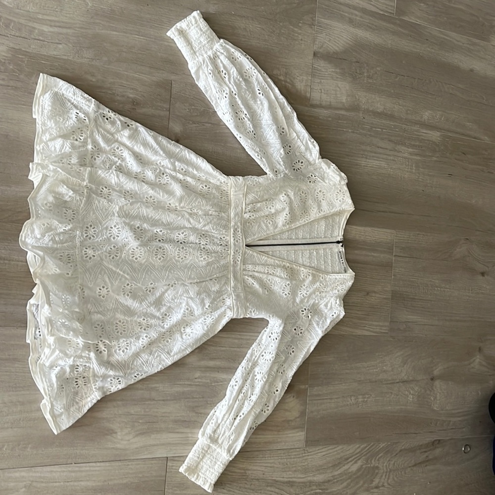 Alice + Olivia white dress. Size 6. Only worn once